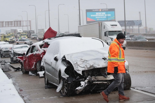 Tabrakan Beruntun 54 Mobil di Chicago