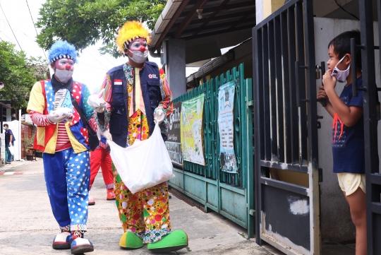 Aksi Badut Sosialisasi PSBB Cegah Penyebaran Covid-19 di Tangerang