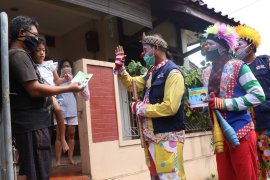 Aksi Badut Sosialisasi PSBB Cegah Penyebaran Covid-19 di Tangerang