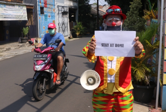 Aksi Badut Sosialisasi PSBB Cegah Penyebaran Covid-19 di Tangerang