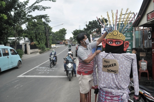 Uniknya Ondel-ondel Ajak Masyarakat Gunakan Masker