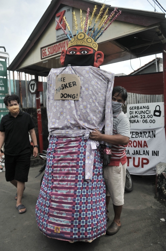 Uniknya Ondel-ondel Ajak Masyarakat Gunakan Masker