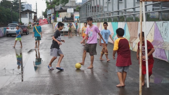 Abaikan PSBB, Anak-anak di Depok Tetap Bebas Bermain Sepak Bola