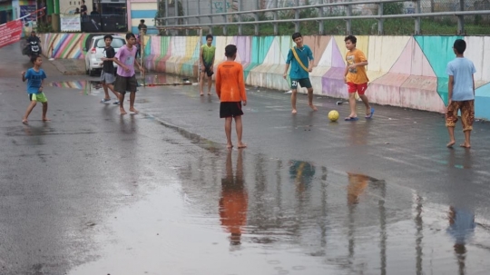 Abaikan PSBB, Anak-anak di Depok Tetap Bebas Bermain Sepak Bola