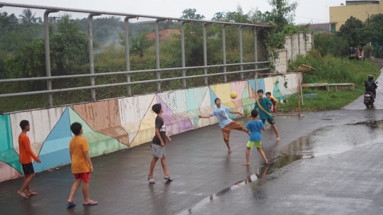 Abaikan PSBB, Anak-anak di Depok Tetap Bebas Bermain Sepak Bola