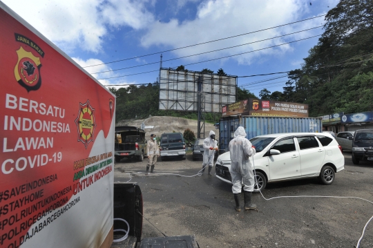 Antisipasi Covid-19, Brimob Sterilisasi Kendaraan di Cianjur