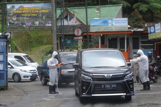 Antisipasi Covid-19, Brimob Sterilisasi Kendaraan di Cianjur