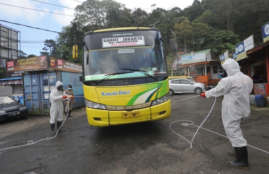 Antisipasi Covid-19, Brimob Sterilisasi Kendaraan di Cianjur