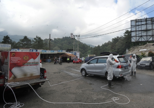 Antisipasi Covid-19, Brimob Sterilisasi Kendaraan di Cianjur