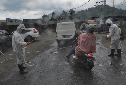 Antisipasi Covid-19, Brimob Sterilisasi Kendaraan di Cianjur