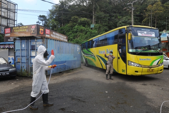 Antisipasi Covid-19, Brimob Sterilisasi Kendaraan di Cianjur