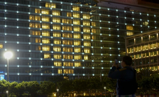 Apresiasi Tenaga Medis, Hotel Indonesia Kempinski Nyalakan Lampu Berbentuk Hati