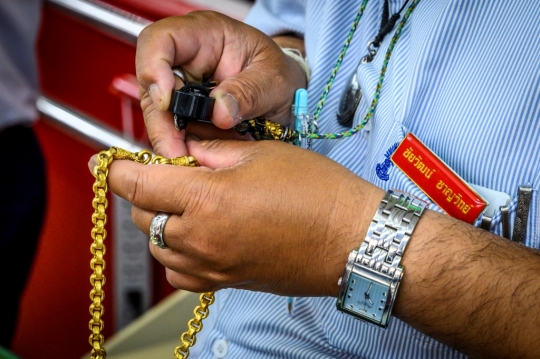 Warga Thailand Berbondong-bondong Jual Perhiasan di Tengah Pandemi Covid-19