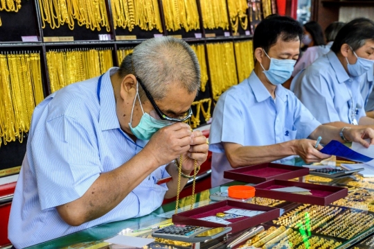 Warga Thailand Berbondong-bondong Jual Perhiasan di Tengah Pandemi Covid-19