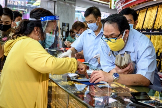 Warga Thailand Berbondong-bondong Jual Perhiasan di Tengah Pandemi Covid-19