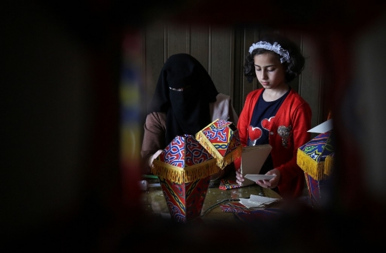 Warga Palestina Sambut Ramadan dengan Membuat Lentera Tradisional