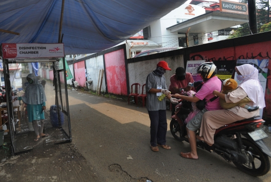 Peran Korban PHK Jadi Pengawas Karantina Wilayah Parsial di Bogor