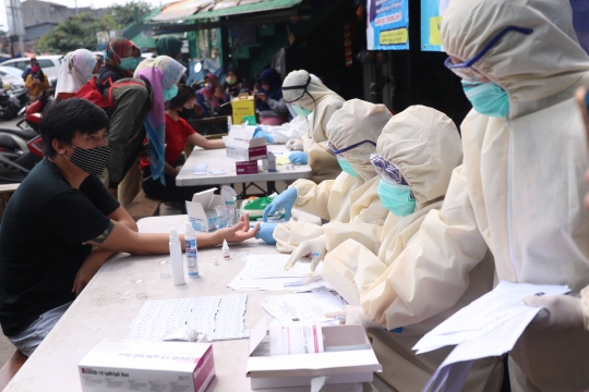 Warga Serbu Tes Cepat Covid-19 di Pasar Anyar Tangerang