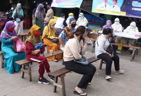 Warga Serbu Tes Cepat Covid-19 di Pasar Anyar Tangerang