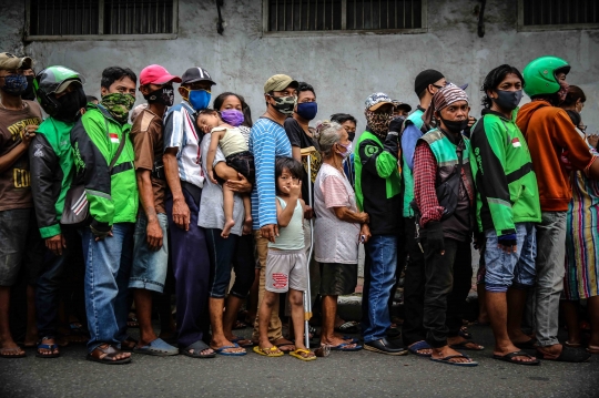 Antrean Mengular Pembagian Makanan dan Masker di Markas TNI