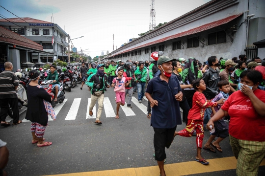 Antrean Mengular Pembagian Makanan dan Masker di Markas TNI