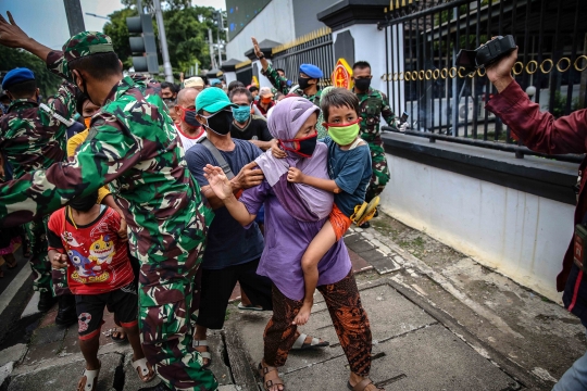 Antrean Mengular Pembagian Makanan dan Masker di Markas TNI