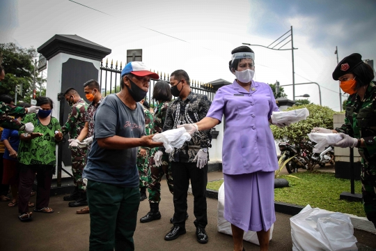 Antrean Mengular Pembagian Makanan dan Masker di Markas TNI