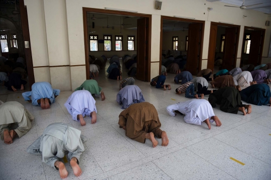 Jelang Ramadan, Muslim Pakistan Diizinkan Salat Berjemaah di Masjid