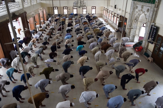 Jelang Ramadan, Muslim Pakistan Diizinkan Salat Berjemaah di Masjid