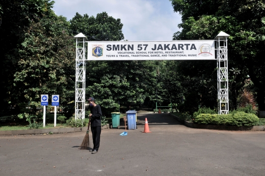 Persiapan SMK 57 Jadi Tempat Tinggal Tenaga Medis Covid-19