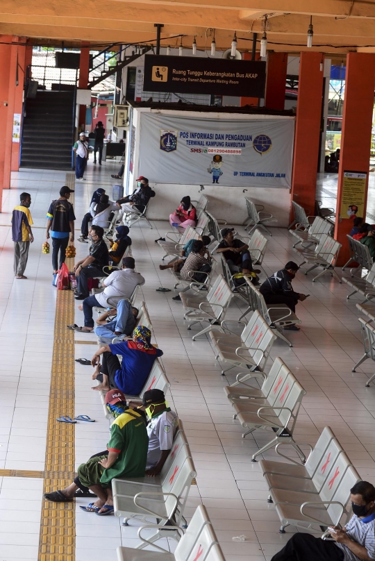 Suasana Terminal Kampung Rambutan Usai Larangan Mudik Oleh Jokowi