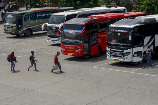 Suasana Terminal Kampung Rambutan Usai Larangan Mudik Oleh Jokowi