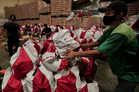 Meninjau Pengemasan Paket Bantuan Sosial