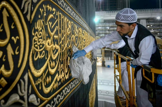 Sambut Ramadan, Petugas Kebersihan Sterilkan Kabah