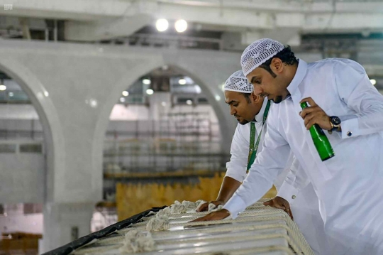Sambut Ramadan, Petugas Kebersihan Sterilkan Kabah