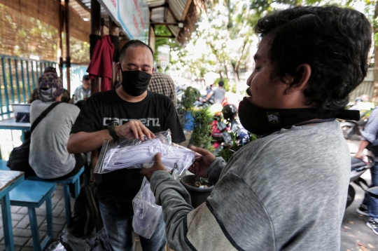 PFI Jakarta Bagikan Masker dan Hand Sanitizer kepada Pewarta Foto