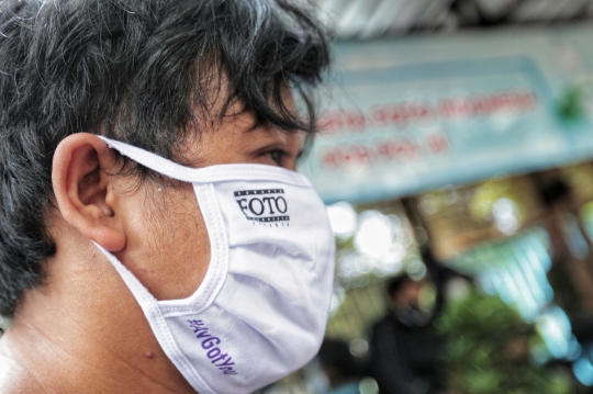 PFI Jakarta Bagikan Masker dan Hand Sanitizer kepada Pewarta Foto