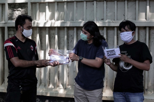 PFI Jakarta Bagikan Masker dan Hand Sanitizer kepada Pewarta Foto