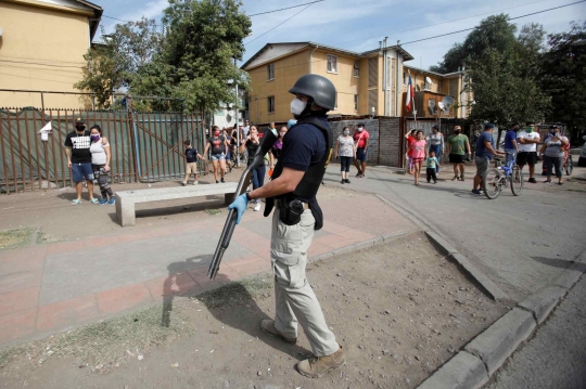 Wabah Pandemi, Polisi Chile Ancam Warga yang Berkumpul Pakai Shotgun