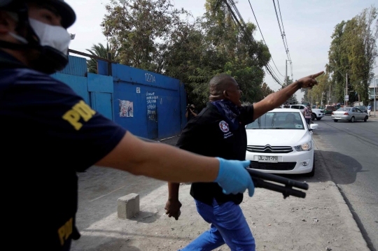 Wabah Pandemi, Polisi Chile Ancam Warga yang Berkumpul Pakai Shotgun