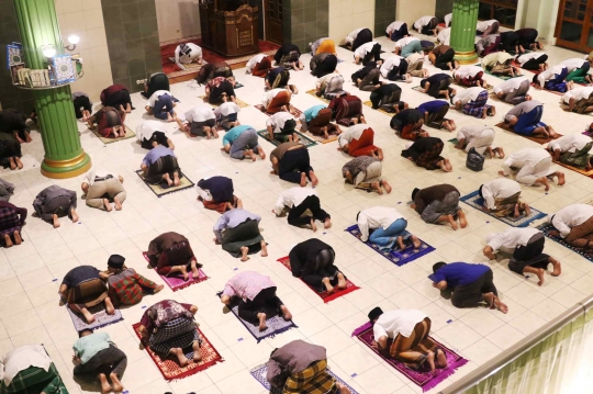 Salat Tarawih Pertama dengan Penerapan Physical Distancing