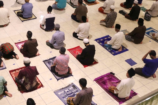 Salat Tarawih Pertama dengan Penerapan Physical Distancing