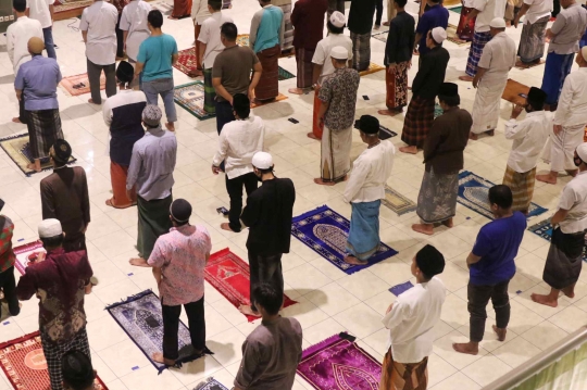 Salat Tarawih Pertama dengan Penerapan Physical Distancing