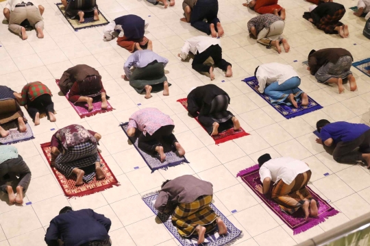 Salat Tarawih Pertama dengan Penerapan Physical Distancing