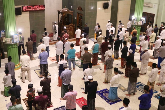 Salat Tarawih Pertama dengan Penerapan Physical Distancing