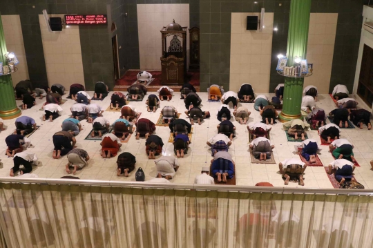 Salat Tarawih Pertama dengan Penerapan Physical Distancing