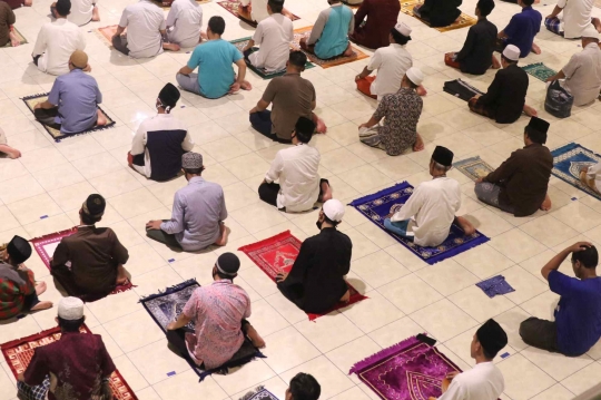 Salat Tarawih Pertama dengan Penerapan Physical Distancing