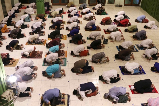 Salat Tarawih Pertama dengan Penerapan Physical Distancing