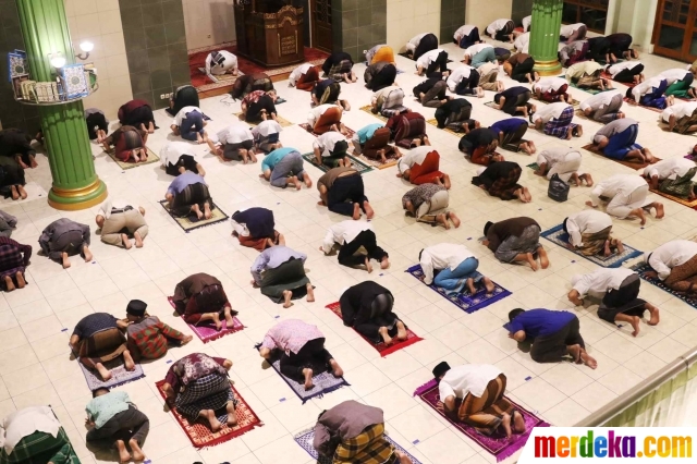 Sejumlah warga melaksanakan salat tarawih pertama Ramadan 1441 Hijriah di Masjid Jami Al Ma'wa, Karang Tengah, Tangerang, Banten, Kamis (23/4).