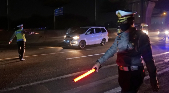 Polisi Cegat Pemudik di Tol Jakarta-Cikampek